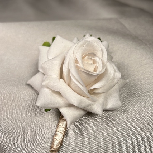 Other - New Ivory Silk Rose Boutonniere with Pin - NEW